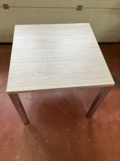 F2 vierkante tafel met zilveren poten