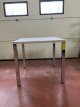 F2 vierkante tafel met zilveren poten