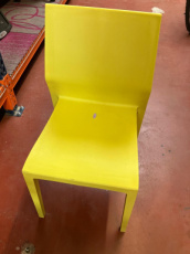 Gele kunstof stoel