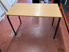 Vergadertafel met blauwe stalen poten