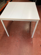 Vierkante witte tafel