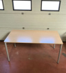 Licht beuken tafel met grijze stalen poten Licht beuken tafel met grijze stalen poten