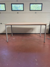 Licht beuken tafel met grijze stalen poten Licht beuken tafel met grijze stalen poten