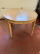 Ovale uitschuifbare houten tafel Ovale uitschuifbare houten tafel