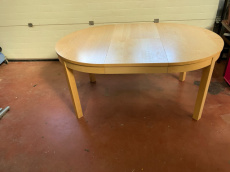 Ovale uitschuifbare houten tafel Ovale uitschuifbare houten tafel