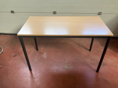 Vergadertafel met zwarte stalen poten