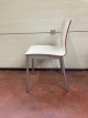 Witte houten stoelen met zilverkleurige poten Witte houten stoelen met zilverkleurige poten
