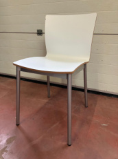 Witte houten stoelen met zilverkleurige poten Witte houten stoelen met zilverkleurige poten